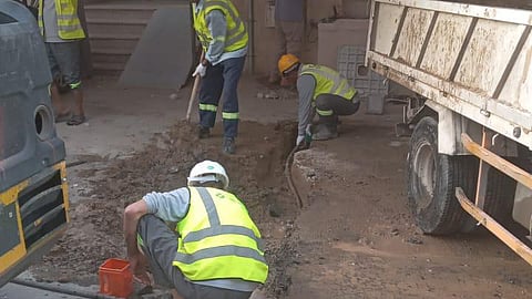 تجاوب سريع مع بلاغ "سبق".. معالجة تسرّب مياه بجوار مسجد في مكة