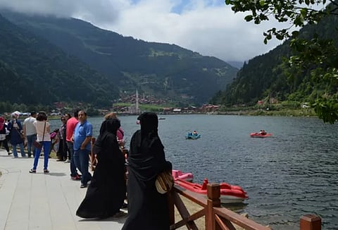 95 مليون مسافر عربي سنويًا يجوبون 90 دولة.. السعوديون في الصدارة.. وصعود مصري لافت