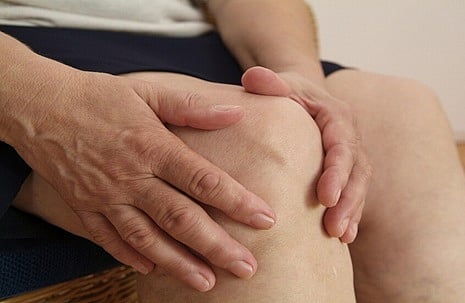 حذرت من الجلوس الطويل.. خبيرة روسية: 5 عادات يومية تحمي من ألم المفاصل