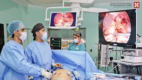 مستشفى الدكتور سليمان الحبيب بالصحافة يجري عملية تكميم ناجحة بالمنظار لشاب تجاوز وزنه "205" كجم