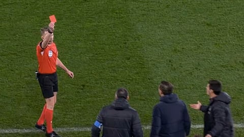 بالفيديو.. حكم "الليغا" يطرد زميله السابق في واقعة نادرة