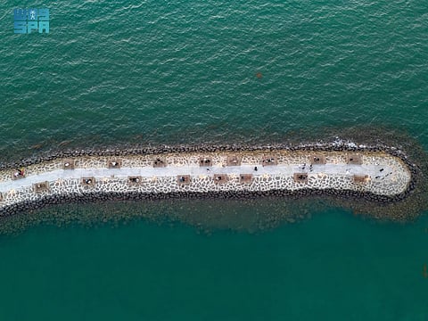 أجواء شتوية معتدلة.. واجهات جازان البحرية وحدائقها تجذب الزوار