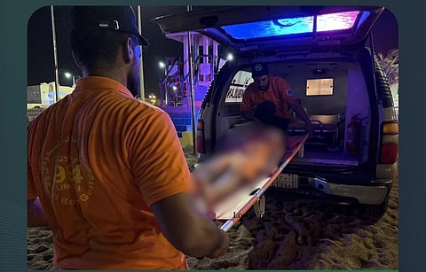 حرس حدود ينبع ينقذ طفلة يمنية من الغرق أثناء السباحة