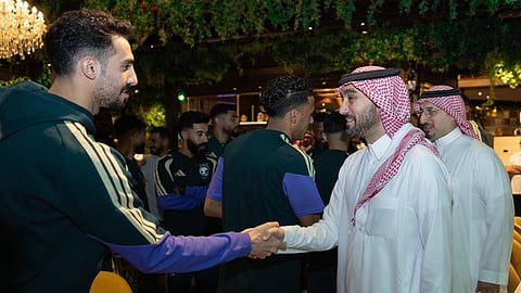 الأمير عبدالعزيز الفيصل خلال زيارته لمعسكر المنتخب السعودي في الدوحة