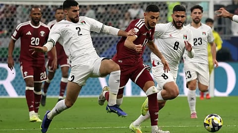 جانب من لقاء المنتخب القطري ونظيره الفلسطيني