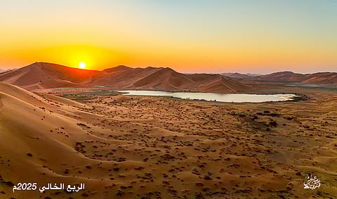 البرغش يوثق سحر الربع الخالي من السماء بعدسته الطائرة في مشاهد نادرة ومدهشة