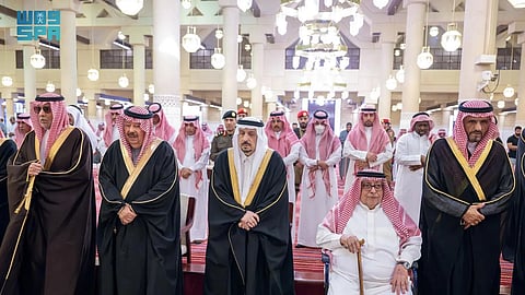 أمير الرياض يؤدي صلاة الميت على الأمير عبدالله بن فهد بن عبدالله بن مساعد