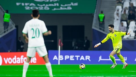 نواف العقيدي حارس مرمى المنتخب السعودي خلال لقائه مع منتخب عمان