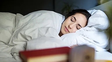 مع الليل الطويل.. دراسات: انخفاض ضوء الشتاء يغيّر نمط النوم