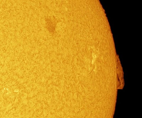 مركز الفلك الدولي يوثق بقعًا شمسية ضخمة تفوق حجم الأرض