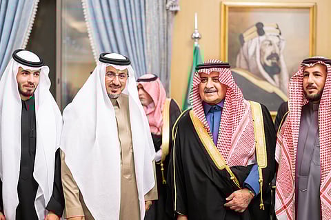 أمير منطقة تبوك يكرم المواطن فواز العنزي تقديرًا لموقفه الإنساني في تبرعه بكليته لابنة صديقه