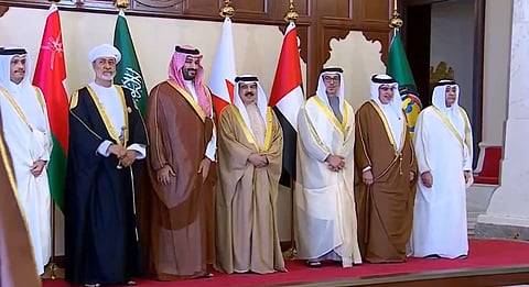 شاهد ... ولي العهد يتوسط قادة وممثلي دول الخليج في الصورة التذكارية للقمة الخليجية الـ 46