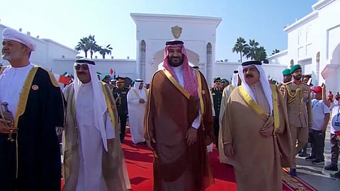 حفاوة بحرينية بالورود.. استقبال كبير لولي العهد وقادة الخليج قبيل انطلاق القمة 46