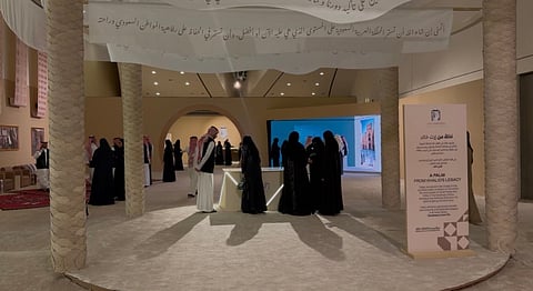 بالفيديو.. مقتنيات نادرة للملك خالد تخطف الأضواء في حفل الجائزة.. وسيارته الأسطورية تسحر الحضور