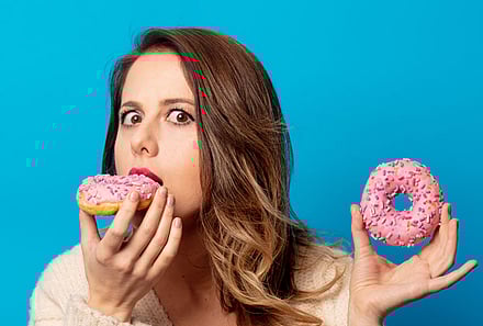 دراسة: طريقة بسيطة توقف رغبتك بتناول الحلويات والوجبات السريعة