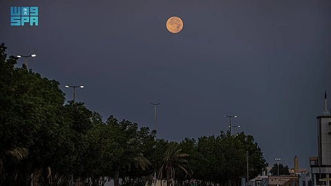 "البدر البارد العملاق" يزين السماء في آخر مشهد قمري مكتمل لعام 2025