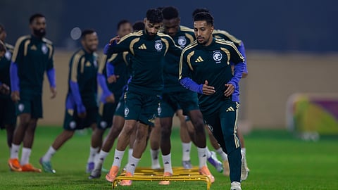 لاعبو المنتخب السعودي الأول لكرة القدم خلال التدريبات الجماعية
