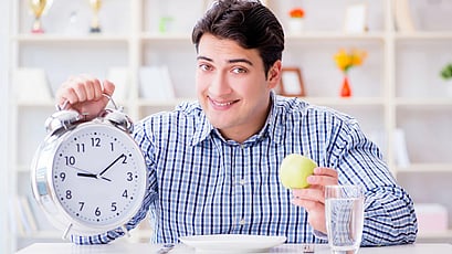 ″الهضم في الفم والأمعاء دماغ”.. طبيبة أعصاب تكشف فائدة غير متوقعة لتناول الطعام ببطء