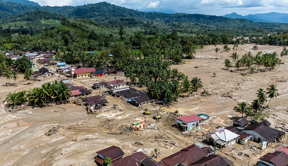 كارثة إنسانية في إندونيسيا.. أكثر من 900 وفاة بفيضانات وانهيارات أرضية في سومطرة