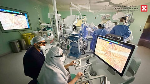 مستشفى الدكتور سليمان الحبيب بالفيحاء في جدة يجري أول عملية لاستئصال المثانة بالروبوت Hugo™️ RAS 