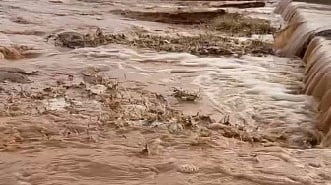 بالفيديو.. سيول جنوب تيماء في مشاهد جوية خلابة عقب أمطار اليوم