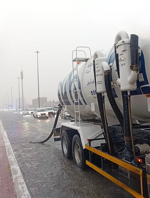 أمانة جدة تباشر جهودها الميدانية للتعامل مع الحالة المطرية 