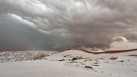 بَرَد كثيف يكسو رمال جنوب حائل.. ومشهد نادر يجذب المتنزهين