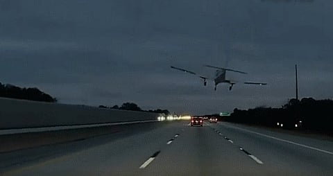 بالفيديو.. طائرة تهبط اضطراريًا وتصطدم بسيارة على طريق سريع في فلوريدا
