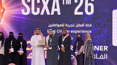 شاهد.. تجمع المدينة المنورة الصحي يحصد الجائزة الذهبية في تجربة العميل