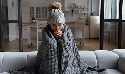 لماذا يشعر بعض الناس بالبرد أكثر؟ الأطباء يكشفون 5 أسباب خفية