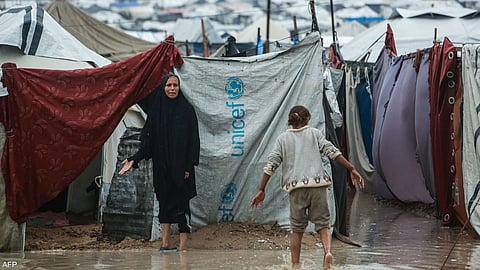 غزة تحت وطأة منخفض وأمطار غزيرة.. 12 وفاة وانهيار منازل وغرق آلاف خيام النازحين