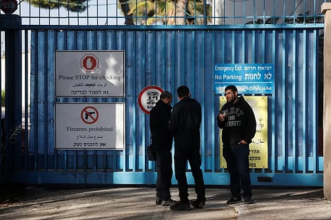 الشرطة الإسرائيلية حاصرت مقر المنظمة خلال عملية الاقتحام 
