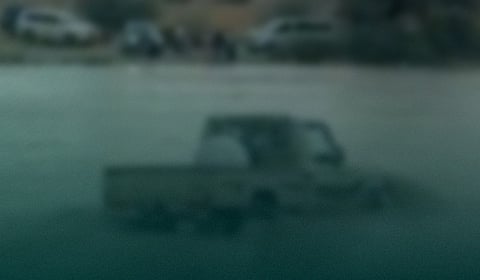 مرور الرياض يباشر واقعة عبور قائد مركبة أحد الشعاب أثناء جريانه