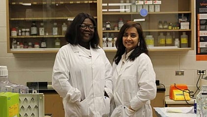 دراسة تحذّر: الدوام الليلي واضطراب النوم يسرّعان انتشار سرطان الثدي العدواني. اضطراب الساعة البيولوجية يزيد الخطر. ظهور السرطان أبكر بـ4 أسابيع. أورام أكثر عدوانية وانتشارًا. ضعف الاستجابة المناعية 