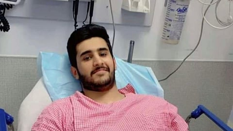 "درعٌ بشري" في الحرم.. رجل أمن ينقذ زائرًا ويُصاب أثناء منعه من السقوط