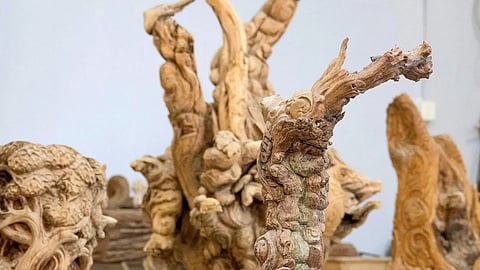 فن النحت على الخشب.. بين الحرفة والإبداع في تشكيل الجمال من الطبيعة