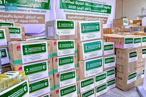 مركز الملك سلمان يسلّم مستلزمات طبية لمكافحة الكوليرا بساحل حضرموت