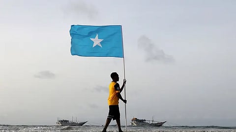 شاب يحمل العلم الصومالي على شاطئ ليدو في مقديشو 
