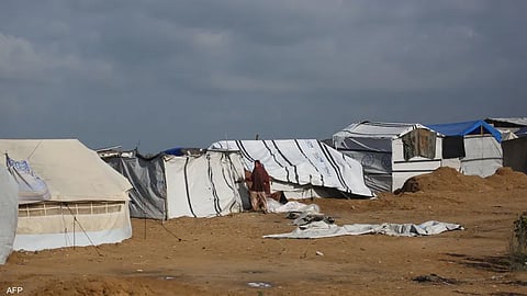 الغرق والمرض يلاحقان نازحي غزة وسط رياح عاتية وأمطار غزيرة