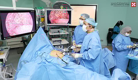 مستشفى الدكتور سليمان الحبيب بالخبر يجري بنجاح عملية تصحيحة معقدة لجراحتي سمنة سابقتين