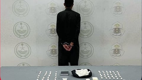 دوريات الأمن بمكة تطيح بمقيم باكستاني روّج 64 كيسًا من "الشبو" المخدر