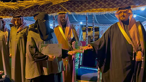 محافظ بيشة يكرم الدكتورة نورة السبيت لجهودها المجتمعية