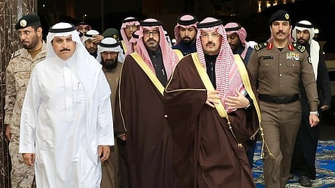 أمير عسير يعزّي الفريق البسامي في وفاة والده خلال زيارة بخميس مشيط