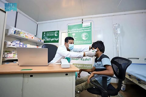 العيادات المتنقلة لمركز الملك سلمان للإغاثة تواصل تقديم خدماتها وتوزيع مساعدات غذائية وطبية في عدة دول