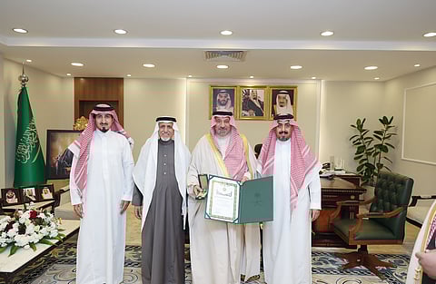 أمير نجران يكرّم مواطنًا بوسام الملك عبدالعزيز لتبرعه بكليته لوالده