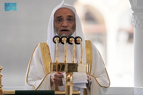 إمام الحرم المكي: الإنسان ضعيف بطبعه ولا نجاة إلا بالاعتماد على الله والتحذير من الإعجاب بالنفس