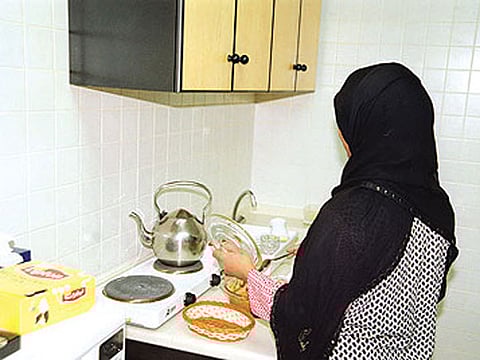 لائحة العمالة المنزلية الجديدة .. تطبيقٌ لحقوق الإنسان أم "إذلالٌ" للأسرة السعودية؟