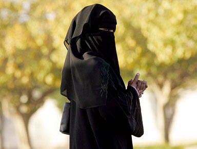 "أشباه رجال" يعيشون الجاهلية ويبتزون محارمهم اقتصادياً