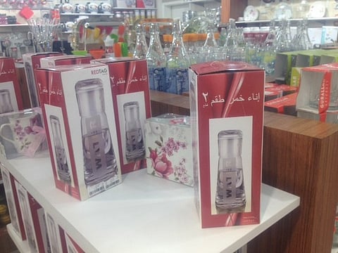 محل في "عزيزية مكة" يبيع آنية للخمر مصراً