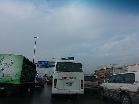 الأمطار تتواصل على "الرياض" وارتباك حركة السير وتعطل الإشارات